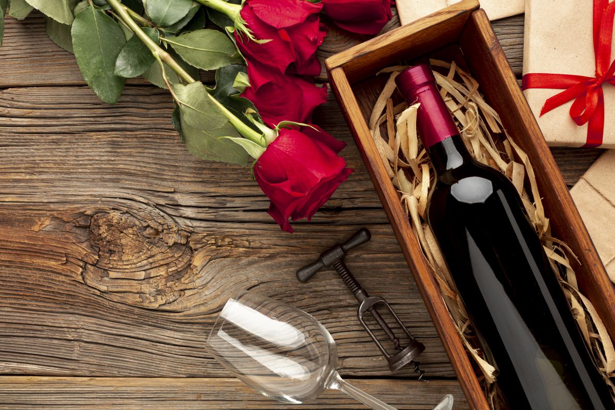 Jak zapakować wino? Praktyczne i eleganckie sposoby Butelka wina to uniwersalny i stylowy prezent – sprawdza